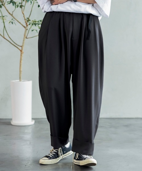 shiki tokyo（シキトウキョウ）の「Double Roll Wide Easy Pants / ダブルロールワイドイージーパンツ（その他パンツ・メンズ・チャコールグレー/オフホワイト/グレイッシュベージュ・SMALL/MEDIUM/LARGE）」の5枚目の写真