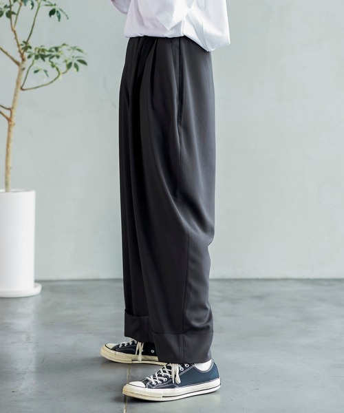 shiki tokyo（シキトウキョウ）の「Double Roll Wide Easy Pants / ダブルロールワイドイージーパンツ（その他パンツ・メンズ・チャコールグレー/オフホワイト/グレイッシュベージュ・SMALL/MEDIUM/LARGE）」の8枚目の写真