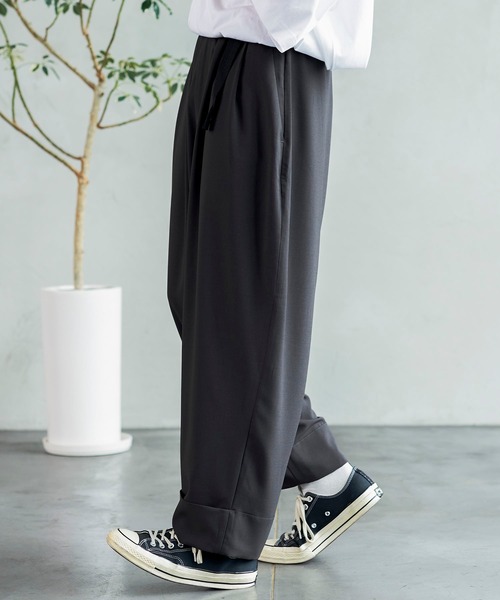 shiki tokyo（シキトウキョウ）の「Double Roll Wide Easy Pants / ダブルロールワイドイージーパンツ（その他パンツ・メンズ・チャコールグレー/オフホワイト/グレイッシュベージュ・SMALL/MEDIUM/LARGE）」の9枚目の写真