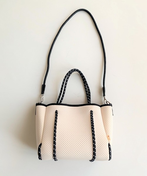 Q（キュー）の「ネオプレーンミニトート（トートバッグ・レディース・チャコールグレー/オリーブ/アイボリー/グレー/ホワイト/ラベンダー/ライム/ホワイト系その他/ネイビー・ONE SIZE）」の4枚目の写真