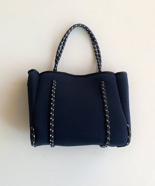 Q（キュー）の「ネオプレーンミニトート（トートバッグ・レディース・チャコールグレー/オリーブ/アイボリー/グレー/ホワイト/ラベンダー/ライム/ホワイト系その他/ネイビー・ONE SIZE）」の8枚目の写真