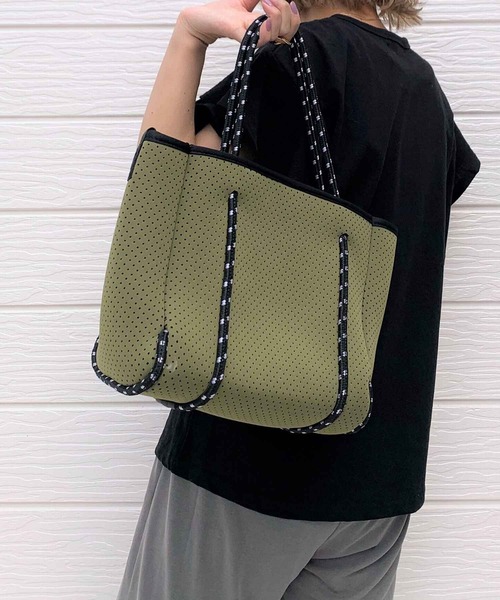 Q（キュー）の「ネオプレーンミニトート（トートバッグ・レディース・チャコールグレー/オリーブ/アイボリー/グレー/ホワイト/ラベンダー/ライム/ホワイト系その他/ネイビー・ONE SIZE）」の6枚目の写真