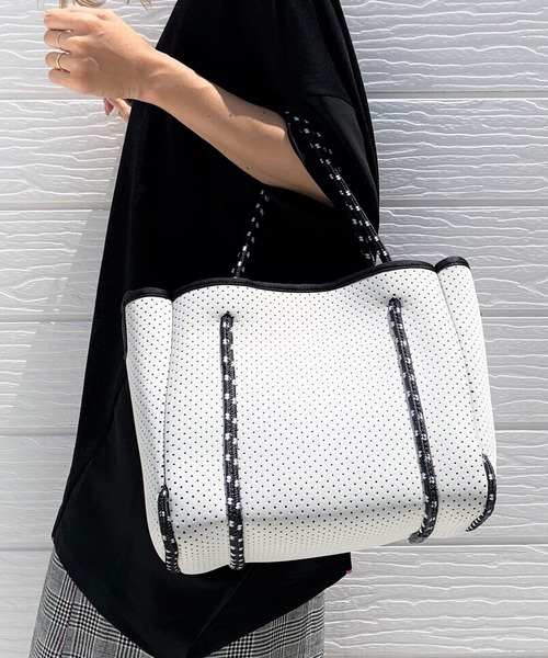 Q（キュー）の「ネオプレーンミニトート（トートバッグ・レディース・チャコールグレー/オリーブ/アイボリー/グレー/ホワイト/ラベンダー/ライム/ホワイト系その他/ネイビー・ONE SIZE）」の3枚目の写真