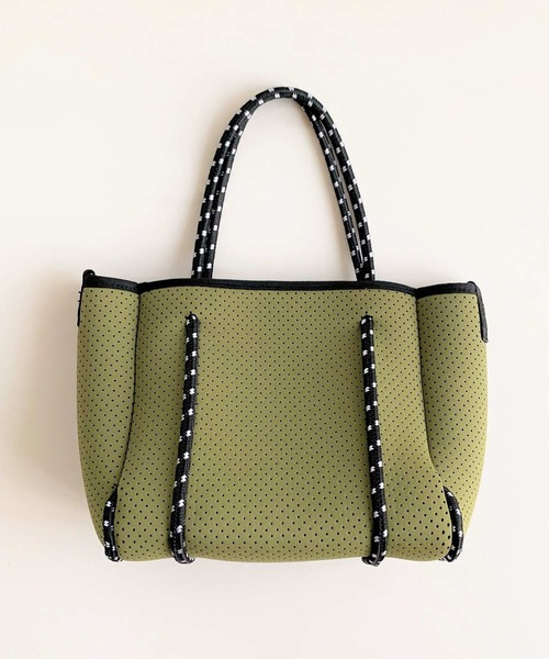 Q（キュー）の「ネオプレーンミニトート（トートバッグ・レディース・チャコールグレー/オリーブ/アイボリー/グレー/ホワイト/ラベンダー/ライム/ホワイト系その他/ネイビー・ONE SIZE）」の11枚目の写真