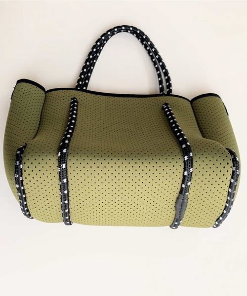 Q（キュー）の「ネオプレーンミニトート（トートバッグ・レディース・チャコールグレー/オリーブ/アイボリー/グレー/ホワイト/ラベンダー/ライム/ホワイト系その他/ネイビー・ONE SIZE）」の12枚目の写真