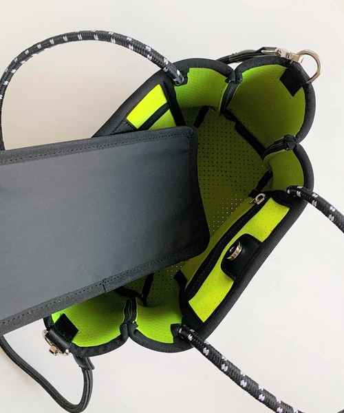 Q（キュー）の「ネオプレーンミニトート（トートバッグ・レディース・チャコールグレー/オリーブ/アイボリー/グレー/ホワイト/ラベンダー/ライム/ホワイト系その他/ネイビー・ONE SIZE）」の13枚目の写真