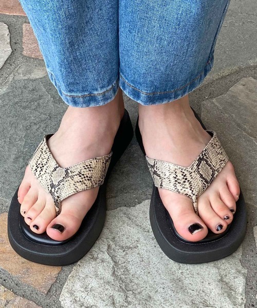 atmos pink（アトモスピンク）の「atmos pink トングサンダル（サンダル・レディース・ホワイト/アニマル/ブラック・M/S/L）」の3枚目の写真