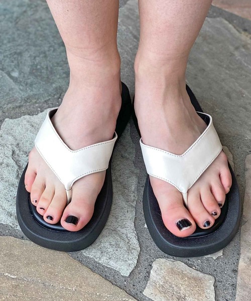 atmos pink（アトモスピンク）の「atmos pink トングサンダル（サンダル・レディース・ホワイト/アニマル/ブラック・M/S/L）」の2枚目の写真