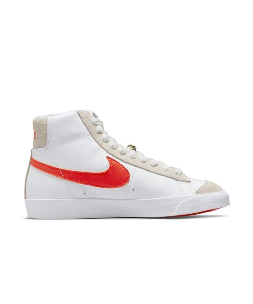 NIKE(ナイキ)の「ナイキ ブレーザー MID '77 SE ウィメンズシューズ. / Nike Blazer Mid '77 SE Women's Shoe(スニーカー・レディース・ホワイト/オフホワイト・27.5/26.5/24.5/24/25/27/25.5/23.5/28.5/22.5/26/23/28/29)」の12枚目の写真