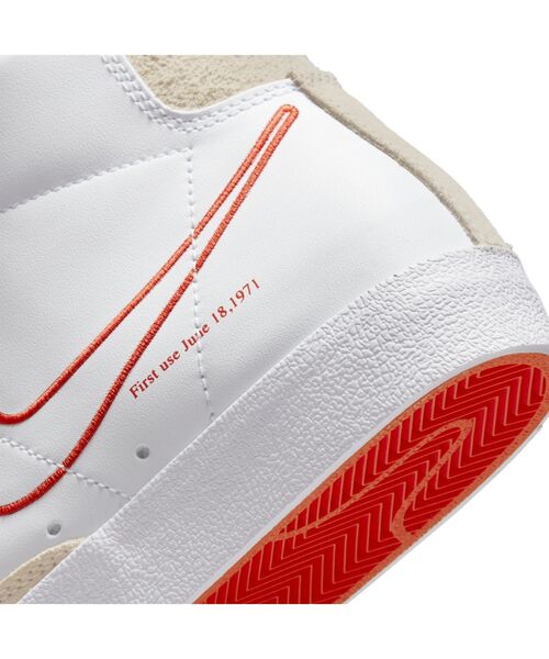 NIKE(ナイキ)の「ナイキ ブレーザー MID '77 SE ウィメンズシューズ. / Nike Blazer Mid '77 SE Women's Shoe(スニーカー・レディース・ホワイト/オフホワイト・27.5/26.5/24.5/24/25/27/25.5/23.5/28.5/22.5/26/23/28/29)」の17枚目の写真