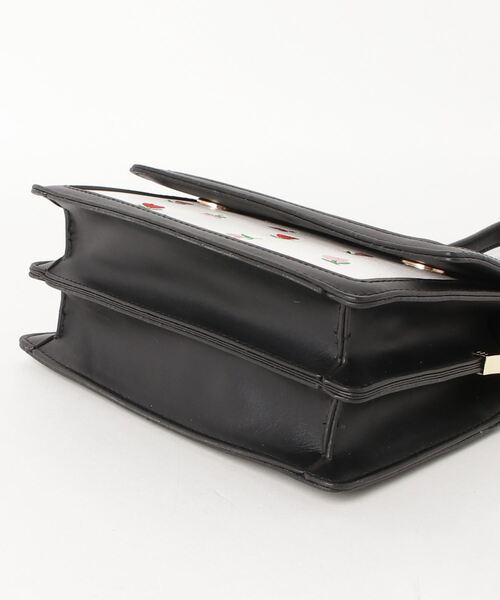 WC（ダブル シー）の「フラワー刺繍スクエアBAG（ショルダーバッグ・レディース・ホワイト/ブラック・FREE）」の3枚目の写真