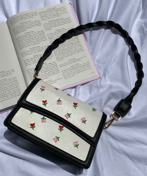 WC（ダブル シー）の「フラワー刺繍スクエアBAG（ショルダーバッグ・レディース・ホワイト/ブラック・FREE）」の2枚目の写真