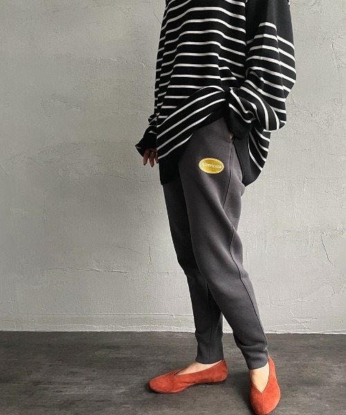 AMERICANA（アメリカーナ）の「【FUDGE11月号掲載】[Americana×JEANS FACTORY/アメリカーナ×ジーンズファクトリー] 別注 オーバルロゴスウェットパンツ（スウェットパンツ・レディース・スミクロ/グレー/モカ・S/M）」の8枚目の写真