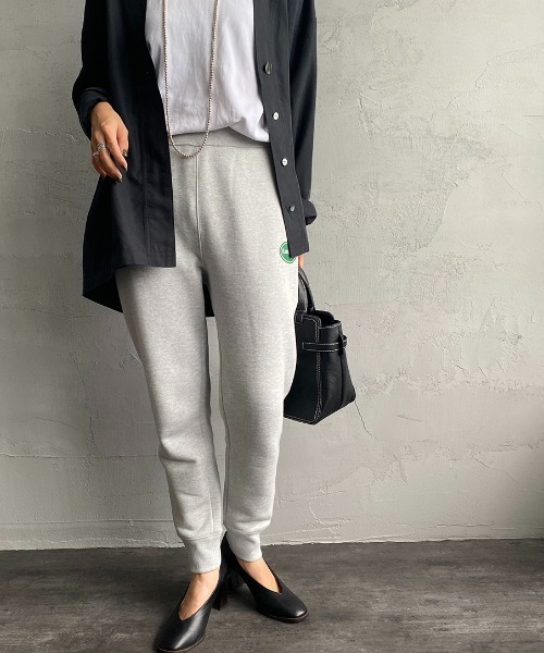 AMERICANA（アメリカーナ）の「【FUDGE11月号掲載】[Americana×JEANS FACTORY/アメリカーナ×ジーンズファクトリー] 別注 オーバルロゴスウェットパンツ（スウェットパンツ・レディース・スミクロ/グレー/モカ・S/M）」の16枚目の写真