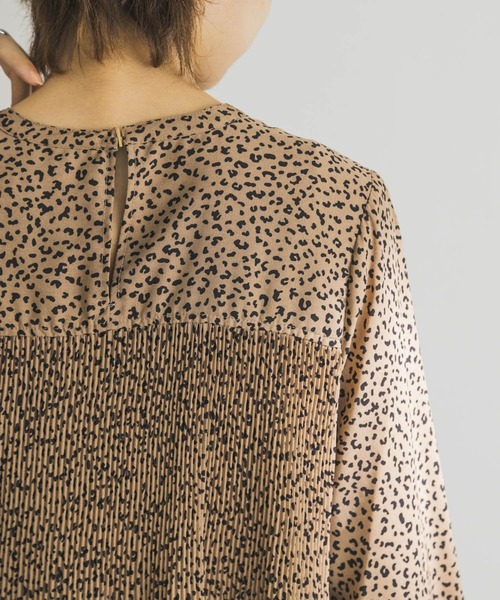 URBAN RESEARCH(アーバンリサーチ)の「プリーツデザインレオパードブラウス(Tシャツ/カットソー・レディース・ベージュ/ブラック・FREE)」の3枚目の写真