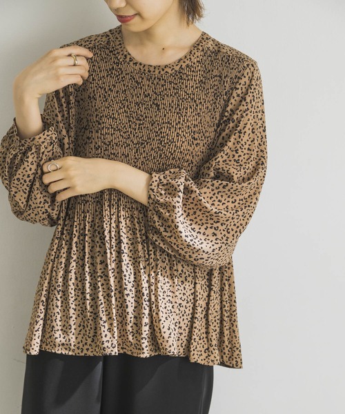 URBAN RESEARCH(アーバンリサーチ)の「プリーツデザインレオパードブラウス(Tシャツ/カットソー・レディース・ベージュ/ブラック・FREE)」の4枚目の写真