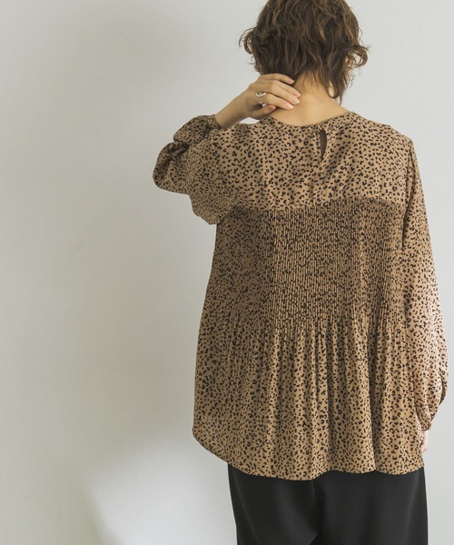URBAN RESEARCH(アーバンリサーチ)の「プリーツデザインレオパードブラウス(Tシャツ/カットソー・レディース・ベージュ/ブラック・FREE)」の5枚目の写真