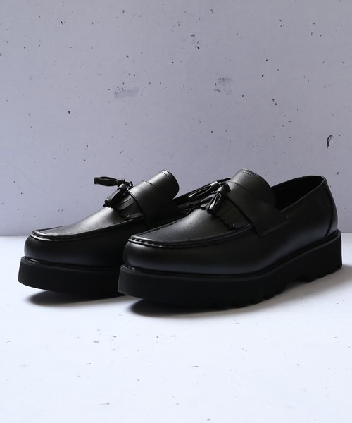 SPINNS（スピンズ）の「フェイクレザー ハイシャークソールタッセルローファー（ローファー・メンズ・ブラック・27cm/26cm）」の4枚目の写真