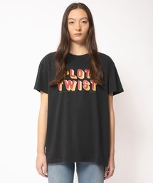 Tina Plot Twist Tシャツ
