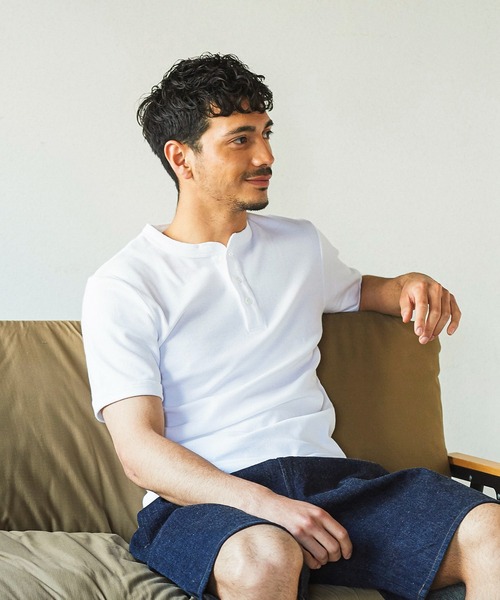 HANES(ヘインズ)の「Hanes ビービーリブヘンリーネックT HM1-T103(Tシャツ/カットソー・メンズ・ホワイト/ブラック/ネイビー/杢グレー・S/M/L/XL)」の1枚目の写真