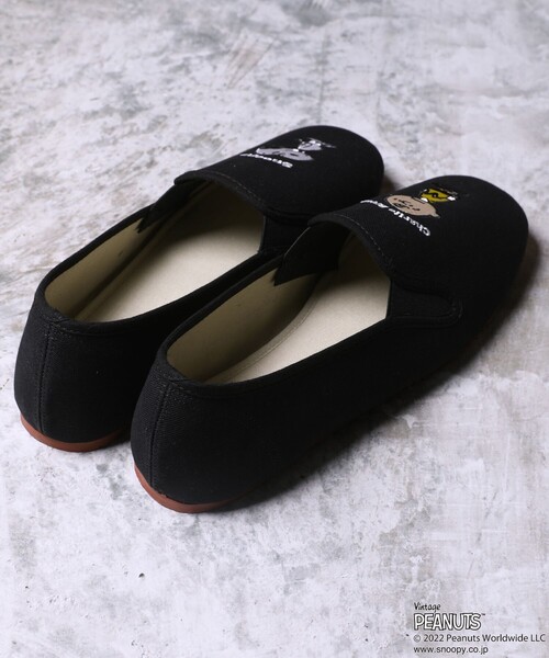 FREAK'S STORE（フリークスストア）の「WEBオリジナル PEANUTS 別注 ライトウェイト 刺繍 カンフーシューズ/スリッポン（スリッポン・メンズ・ブラック系その他/ブラック系その他2/ブラック系その他3・23.0cm/24.0cm/25.0cm/26.0cm/27.0cm/28.0cm）」の13枚目の写真