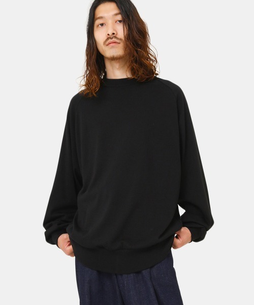 marka（マーカ）の「marka / マーカ：RAGLAN CREW NECK L/S - 60//2 organic cotton compact knit -：M22C-03CS03C[COR]（Tシャツ/カットソー・メンズ・ブラック/ベージュ・1/2/3）」の2枚目の写真