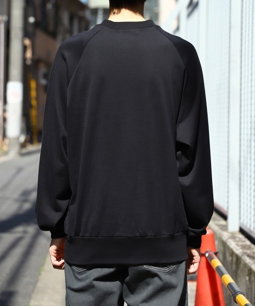 marka（マーカ）の「marka / マーカ：RAGLAN CREW NECK L/S - 60//2 organic cotton compact knit -：M22C-03CS03C[COR]（Tシャツ/カットソー・メンズ・ブラック/ベージュ・1/2/3）」の10枚目の写真