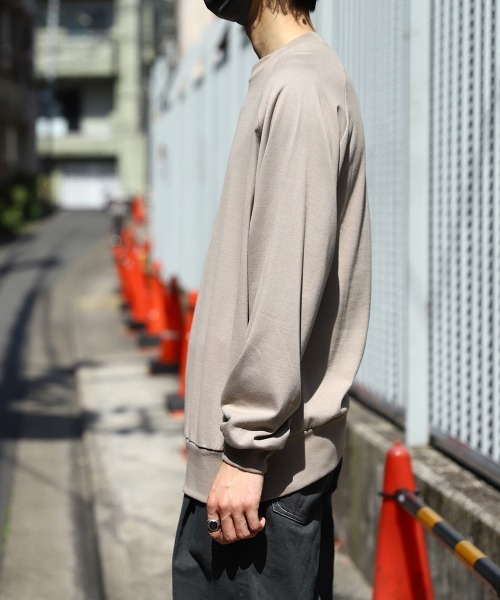 marka（マーカ）の「marka / マーカ：RAGLAN CREW NECK L/S - 60//2 organic cotton compact knit -：M22C-03CS03C[COR]（Tシャツ/カットソー・メンズ・ブラック/ベージュ・1/2/3）」の9枚目の写真