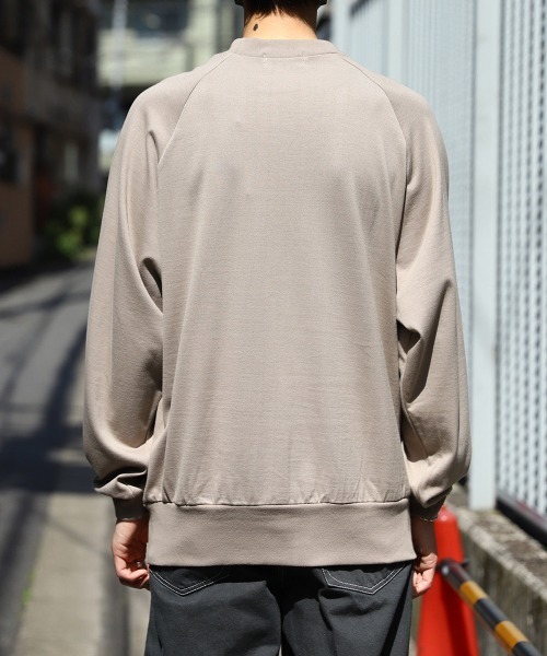 marka（マーカ）の「marka / マーカ：RAGLAN CREW NECK L/S - 60//2 organic cotton compact knit -：M22C-03CS03C[COR]（Tシャツ/カットソー・メンズ・ブラック/ベージュ・1/2/3）」の7枚目の写真