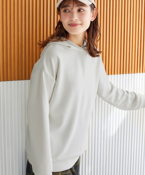 Honeys（ハニーズ）の「きれいめパーカー（パーカー・レディース・ブラック/アイボリー/ライトグリーン/グレイッシュベージュ/レッド系その他/ブルー/ライトベージュ・L/S/M/LL）」の4枚目の写真