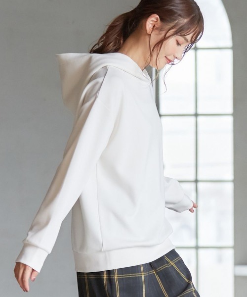 Honeys（ハニーズ）の「きれいめパーカー（パーカー・レディース・ブラック/アイボリー/ライトグリーン/グレイッシュベージュ/レッド系その他/ブルー/ライトベージュ・L/S/M/LL）」の2枚目の写真