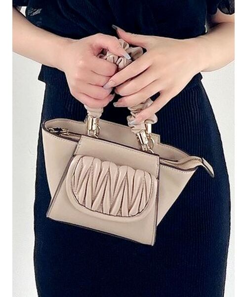 RESEXXY（リゼクシー）の「ウェーブキルティングギャザーバッグ（ハンドバッグ・レディース・ブラック/ベージュ/アイボリー・FREE）」の2枚目の写真