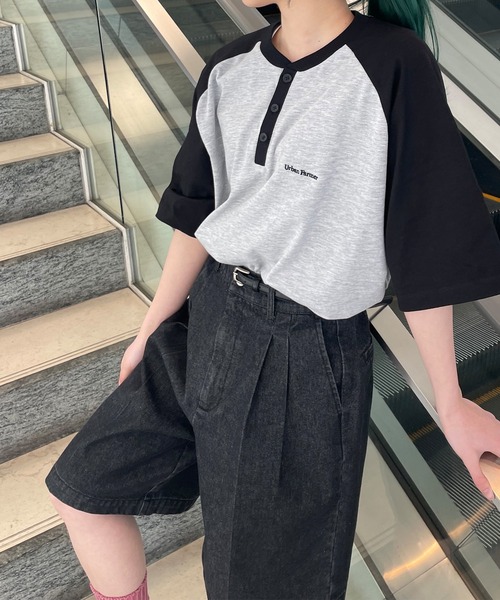 MONO-MART(モノマート)の「ワンポイント刺繍ヘンリーネックラグランルーズ半袖Tシャツ(Tシャツ/カットソー・レディース・ブラック系/グリーン系/ネイビー系/レッド系/ブラック系1/ブラック系2/グレー系/ブラウン系・M/L)」の3枚目の写真