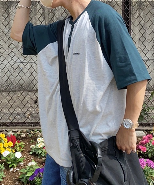 MONO-MART(モノマート)の「ワンポイント刺繍ヘンリーネックラグランルーズ半袖Tシャツ(Tシャツ/カットソー・レディース・ブラック系/グリーン系/ネイビー系/レッド系/ブラック系1/ブラック系2/グレー系/ブラウン系・M/L)」の6枚目の写真