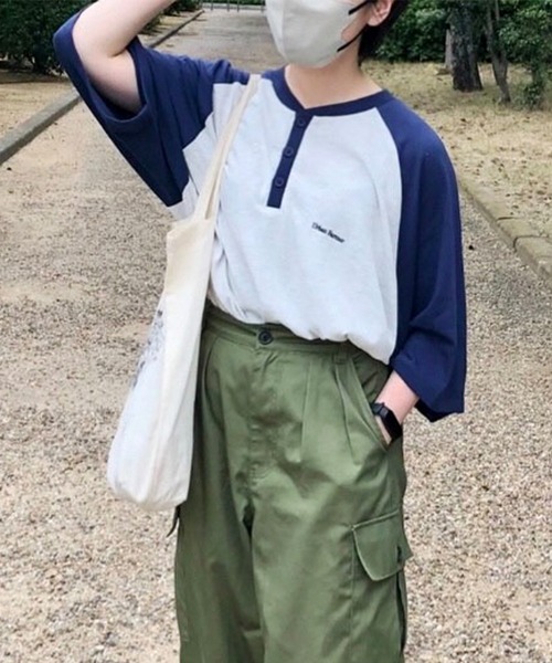 MONO-MART(モノマート)の「ワンポイント刺繍ヘンリーネックラグランルーズ半袖Tシャツ(Tシャツ/カットソー・レディース・ブラック系/グリーン系/ネイビー系/レッド系/ブラック系1/ブラック系2/グレー系/ブラウン系・M/L)」の7枚目の写真