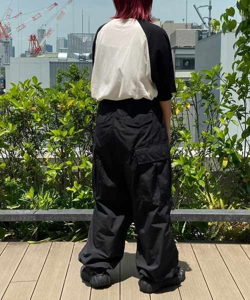 MONO-MART(モノマート)の「ワンポイント刺繍ヘンリーネックラグランルーズ半袖Tシャツ(Tシャツ/カットソー・レディース・ブラック系/グリーン系/ネイビー系/レッド系/ブラック系1/ブラック系2/グレー系/ブラウン系・M/L)」の13枚目の写真