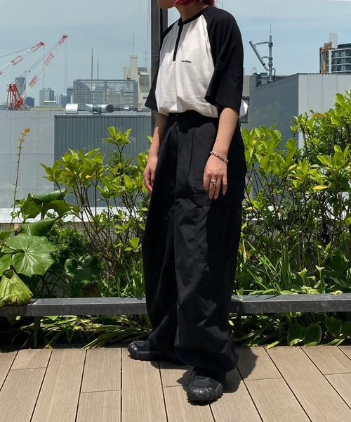 MONO-MART(モノマート)の「ワンポイント刺繍ヘンリーネックラグランルーズ半袖Tシャツ(Tシャツ/カットソー・レディース・ブラック系/グリーン系/ネイビー系/レッド系/ブラック系1/ブラック系2/グレー系/ブラウン系・M/L)」の9枚目の写真