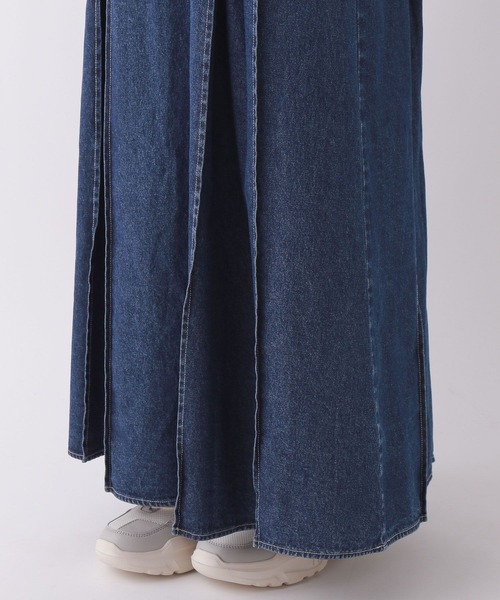 repipi armario（レピピ アルマリオ）の「デニムジャンスカ（ジャンパースカート・キッズ・インディゴブルー/ブラック・SMALL/MEDIUM/LARGE）」の4枚目の写真