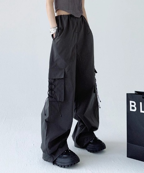 Vipoa（ヴィポア）の「レースアップビッグポケットワイドカーゴパンツ