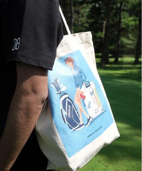 BENCH AT THE GREENE(ベンチアットザグリーン)の「BENCH AT THE GREENE GOLF / gata グラフィックTOTE(トートバッグ・メンズ・ナチュラル・FREE)」の2枚目の写真