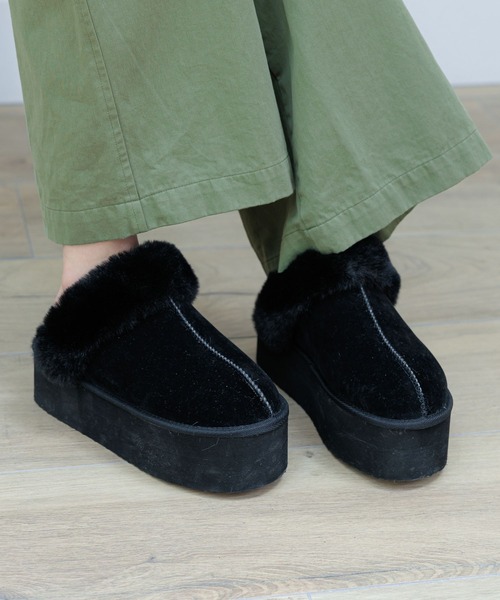 FOREVER 21（フォーエバー トゥエンティーワン）の「厚底フェイクファーシューズ（スリッポン・レディース・ベージュ/ブラック・SMALL/MEDIUM/LARGE）」の2枚目の写真