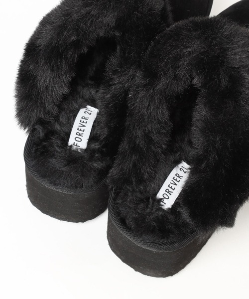 FOREVER 21（フォーエバー トゥエンティーワン）の「厚底フェイクファーシューズ（スリッポン・レディース・ベージュ/ブラック・SMALL/MEDIUM/LARGE）」の7枚目の写真