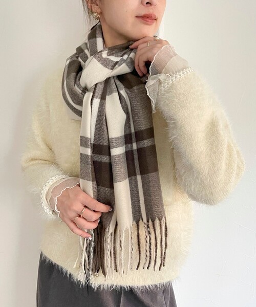 fredy emue（フレディエミュ）の「ソフトタッチチェックストール（ストール/ショール・レディース・ベージュ系その他/ホワイト系その他2/ブルー系その他・FREE）」の4枚目の写真