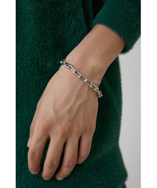 AZUL by moussy（アズールバイマウジー）の「Uチェーンブレスレット（ブレスレット・メンズ・シルバー・FREE）」の4枚目の写真