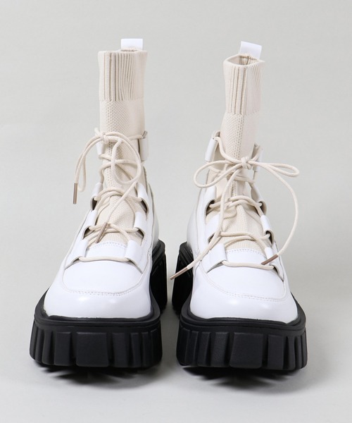 SPINNS（スピンズ）の「レースアップ 合皮ソックスブーツ（ブーツ・レディース・ブラック/ホワイト・L/M/LL）」の5枚目の写真