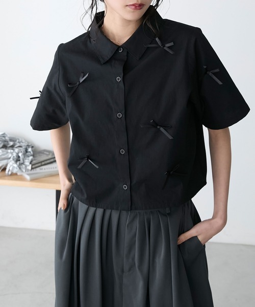 forksy.(フォルクシー)の「【forksy.】リボン付きクロップ半袖シャツ(シャツ/ブラウス・レディース・オフホワイト/ブラック/ブルー・FREE)」の2枚目の写真