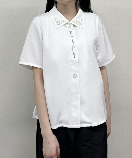 NICOLE CLUB（ニコル　クラブ）の「2WAY衿_比翼刺繍ブラウス（シャツ/ブラウス・レディース・ブラック/イエロー/ブルー/オフホワイト・MEDIUM）」の2枚目の写真