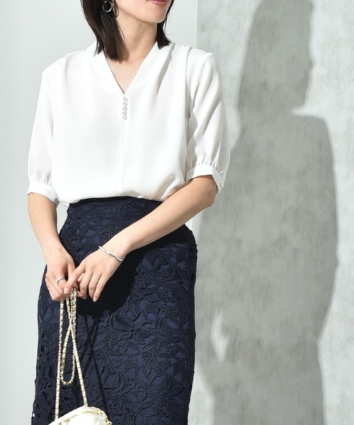 INTERPLANET(インタープラネット)の「モスクレープVネックパールデザイン半袖ブラウス(シャツ/ブラウス・レディース・オフホワイト/グレー/ブラック・FREE)」の1枚目の写真