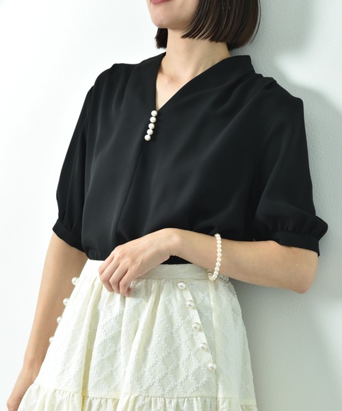 INTERPLANET(インタープラネット)の「モスクレープVネックパールデザイン半袖ブラウス(シャツ/ブラウス・レディース・オフホワイト/グレー/ブラック・FREE)」の2枚目の写真