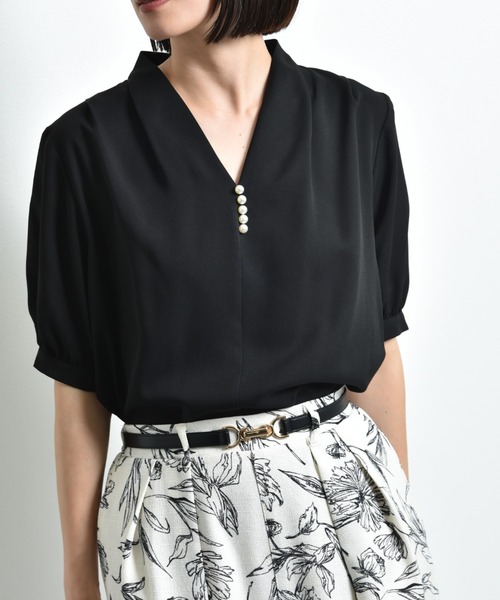 INTERPLANET(インタープラネット)の「モスクレープVネックパールデザイン半袖ブラウス(シャツ/ブラウス・レディース・オフホワイト/グレー/ブラック・FREE)」の5枚目の写真